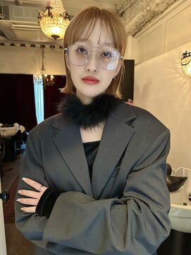 トレンチ(TRENCH) ボブスタイル　ベージュ　外はねボブ