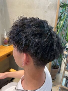 ポルム パプリカ(polum paprika) ビジネスカジュアル20代ツイストスパイラルパーマツーブロック