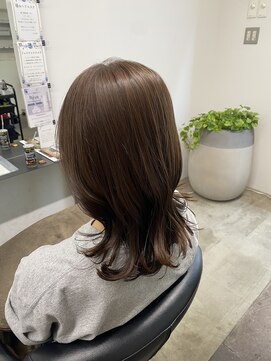 イレス 札幌円山店(IRESU) ミディアムヘア斜めバンググレージュカラーシルキーベージュ