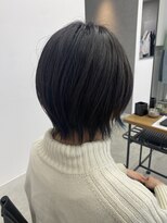 テラス トヨタ(Telasu Toyota)&nbsp;ブルーのイヤリングカラーとショートレイヤー