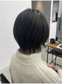 ブルーのイヤリングカラーとショートレイヤー