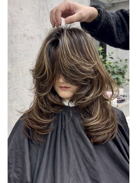 ヌエン 渋谷(NU/EN) ミディアムレイヤー/ハイライト/バタフライレイヤーカット