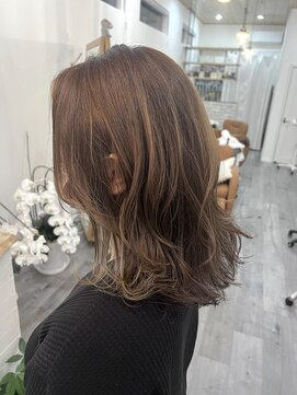 レポ(LEPO) 透明感あるグレージュカラー~レイヤーミディ