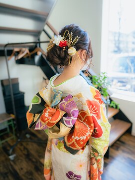 ヘアデザイン ステラ(hair design sTella) ★サイドの後毛が可愛いセンターパートのネープシニヨン★