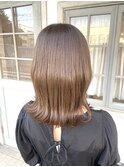 くすみベージュ×外ハネ×ミディアム
