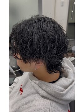 クロムトウキョウ ザ バーバー ネオン 新宿店(CHROM TOKYO the Barber ne/on) 波巻きパーマ/センターパート/ウルフ