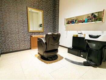 ヘアー リッツ 武豊店(Hair Ritz)の写真/周りを気にせずリラックスできる個室ありのプライベート空間で、特別なサロンタイムをご堪能下さい♪