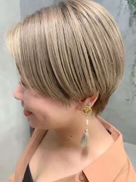 テトヘアー(teto hair) ハンサムショート、前髪インナーカラー、ブロンドベージュ