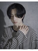 シン(syn) センターパートウルフ ダウンパーマ