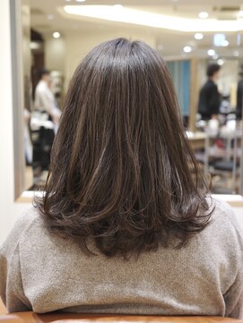ビュートリアム265(BEAUTRIUM 265) ◆ミディアムレイヤー/レイヤーカット/銀座/カール/セミディ