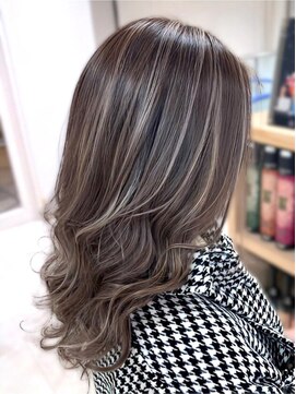 シャルムバイケンジ(Charm.by KENJE) デザインカラーバレイヤージュ細めハイライト白髪ぼかし東京銀座