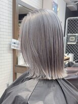 エラ(ELLA)&nbsp;切りっぱなしボブ×シルバーカラー　ブリーチ　ダブルカラー