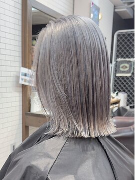 エラ(ELLA) 切りっぱなしボブ×シルバーカラー ブリーチ ダブルカラー
