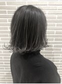 根元暗めなシルバーグレージュ