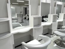 ビューティーユミ(BEAUTY YUMI.jp)の雰囲気（白とグレーを基調とした店内は自然光が差し込む空間です◎）