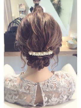 ララルーモ(LaＬaｒＯomo) 後れ毛ゆるシニヨン