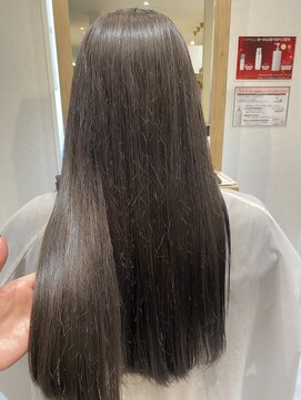 シー(THEE) 透明感あるグレージュ！