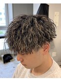 刈り上げ金メッシュツイストスパイラルパーマ
