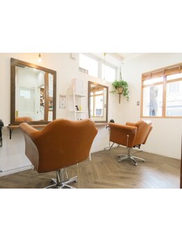 閑散な場所にある木目調のカフェ風サロン♪店内はアンティークの癒し空間で、あなただけの特別なひと時を＊