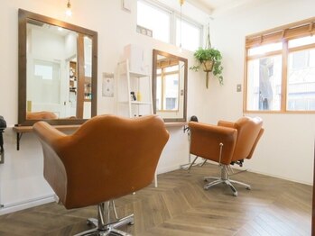 コグバイアカラ(Cog by AKARA)の写真/閑散な場所にある木目調のカフェ風サロン♪店内はアンティークの癒し空間で、あなただけの特別なひと時を*