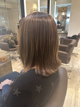 ルッカヘアガーデン 鶴ヶ島店 白髪ぼかしハイライト×切りっぱなし