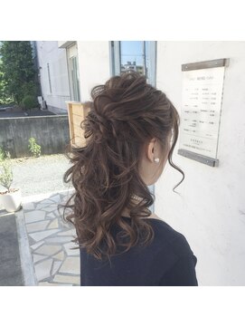 ナーリー(GNARLY Hair Design) ルーズポニーテール