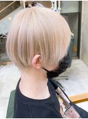 ホワイトブロンドカラーマッシュショート　ケアブリーチカラー