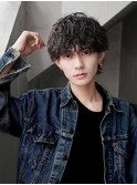 スーツ短髪ツーブロック束感モテる黒髪シークレットパーマ流行