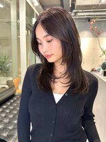外国人風艶ブラウンミディアムレイヤー小顔顔まわりカット