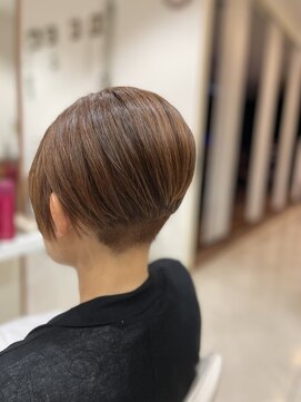 デフィ アオヤマ(defi AOYAMA) 丸みショート × 刈り上げで魅せる美シルエット