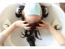 独自の技法によるマッサージで、毛穴すっきり！ヘッドスパの施術