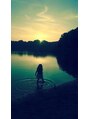リリアーナ(LILIANA) 海に足をつけて遊ぶ子供の写真