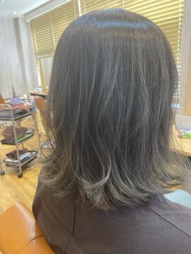 カーロ 白楽店(Caro) 外ハネ ミディアム/プラチナグレージュ/ふんわり/30代40代50代