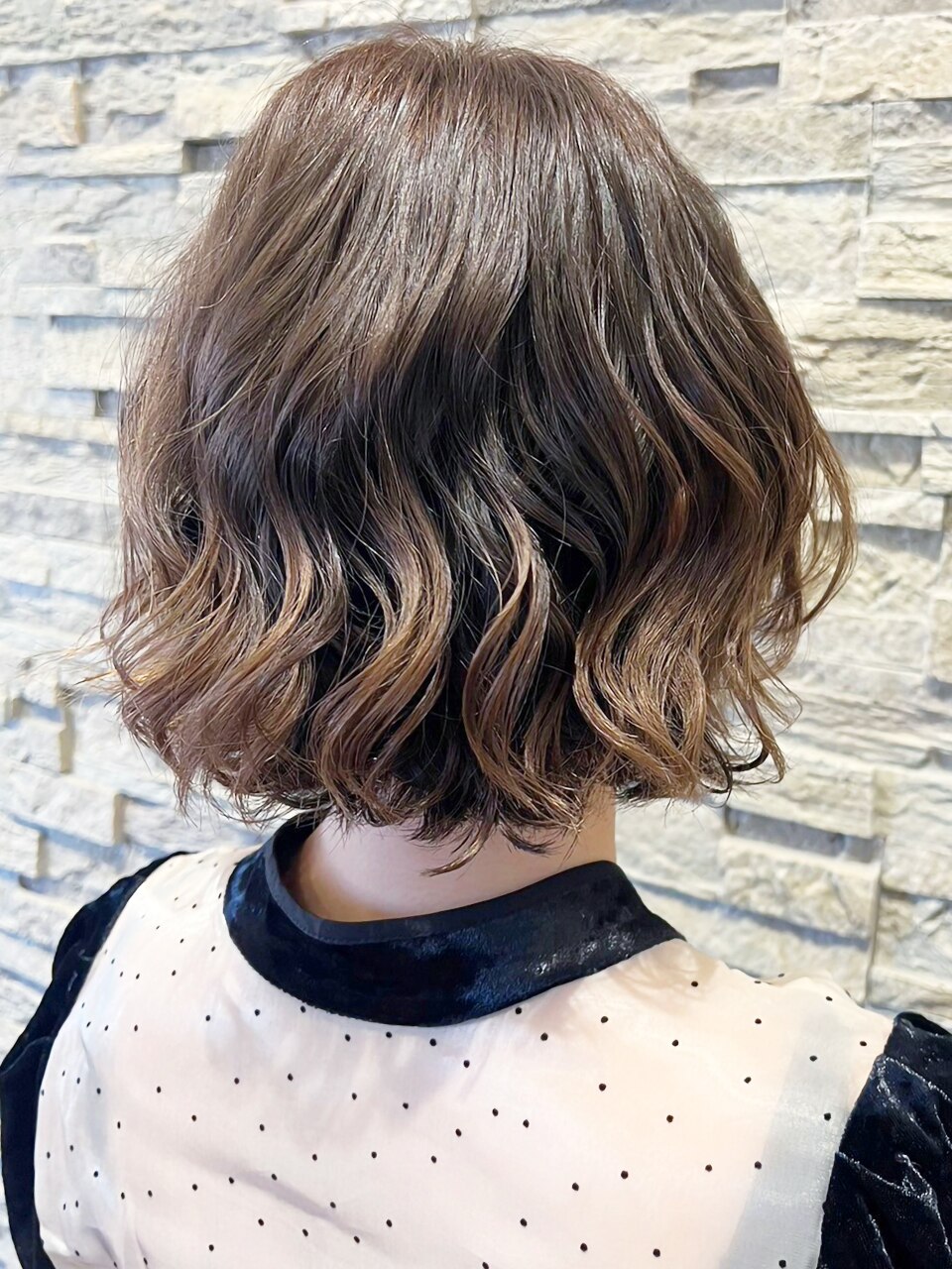 20代30代大人可愛いショートボブアッシュブラウンくせ毛風パーマ