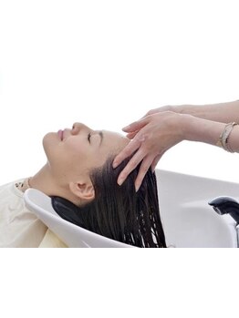 全てのお客様にヘッドスパを♪経験豊富なスタイリストだからこその新発想!!ゆったり空間で至福のひと時を…