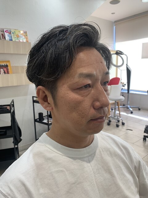 グレイヘアが映える　イケオジメンズカット　人生初パーマ