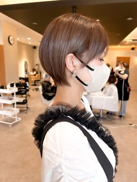 シシ 大宮(She 2.) 大人ショートボブ/ホワイトグレージュ/ブリーチ/ダブルカラー