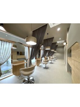 木の温もりを感じるプライベート感のある店内は「居心地の良さ」を追求したこだわりの空間◇