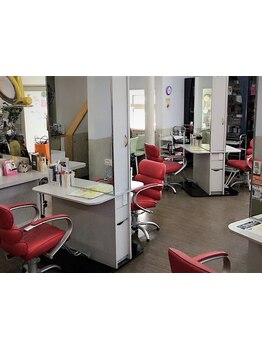 パイウォーターを使ったシャンプーブースで、リラックスしながら施術が受けられる♪癒しの空間を体感。