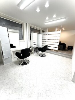 ヘアー バイ フォーク 旭川店(Hair by VORK)の写真/上質な時間を上質な空間で。半個室のプライベート空間で、周りを気にせず寛げる大人女性の為の癒しサロン。