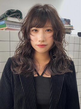 カルテ(QUARTE) ミディアムレイヤー　コテ巻きカール　顔まわりレイヤー