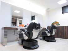 ヘアーサロンアール(HAIR SALON R)の雰囲気（明るい店内で気さくなスタイリストがお出迎え！）