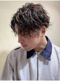 センターパートツイストスパイラルパーマ刈り上げメンズパーマ