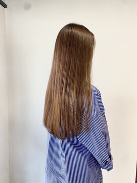 イッヒ 茅ヶ崎(IHHI) ［茅ヶ崎美容院/茅ヶ崎駅南口/つやロング/アッシュ/小顔/30代］