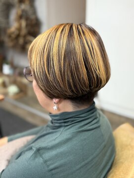 ポタム 東中野(potamu) ブリーチデザインの刈り上げショートヘア