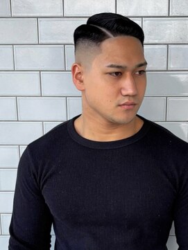 サンディーズバーバーショップ(Sandees) サイドパートフェードバーバースタイル