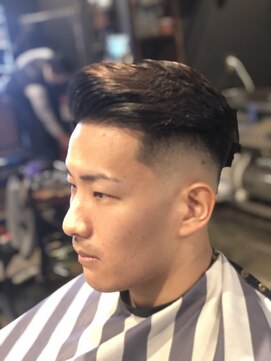 バーバーショップ レガロ(REGALO) ポンパドールサイドパートスタイル