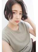 クールな表情を 毛先のカールで可愛らしく