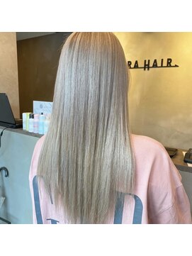 イーラヘアー(ERA HAIR) ハイトーンカラーホワイトブロンド髪質改善レイヤーカット