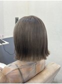ハイトーングレージュの切りっぱなしボブスタイル